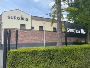 SURGIRIS es un fabricante francés de lámparas de quirófano con sede en Francia, a 15 minutos del aeropuerto de Lille, en el cruce de París, Londres y Bruselas.