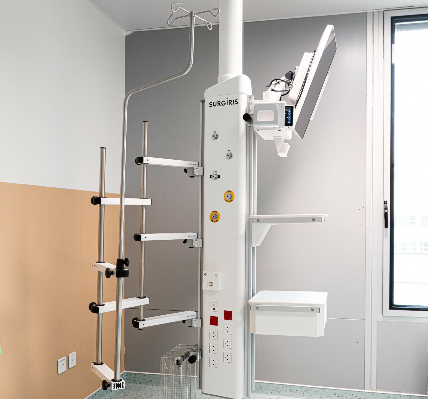 Trypode multicare salle de réanimation