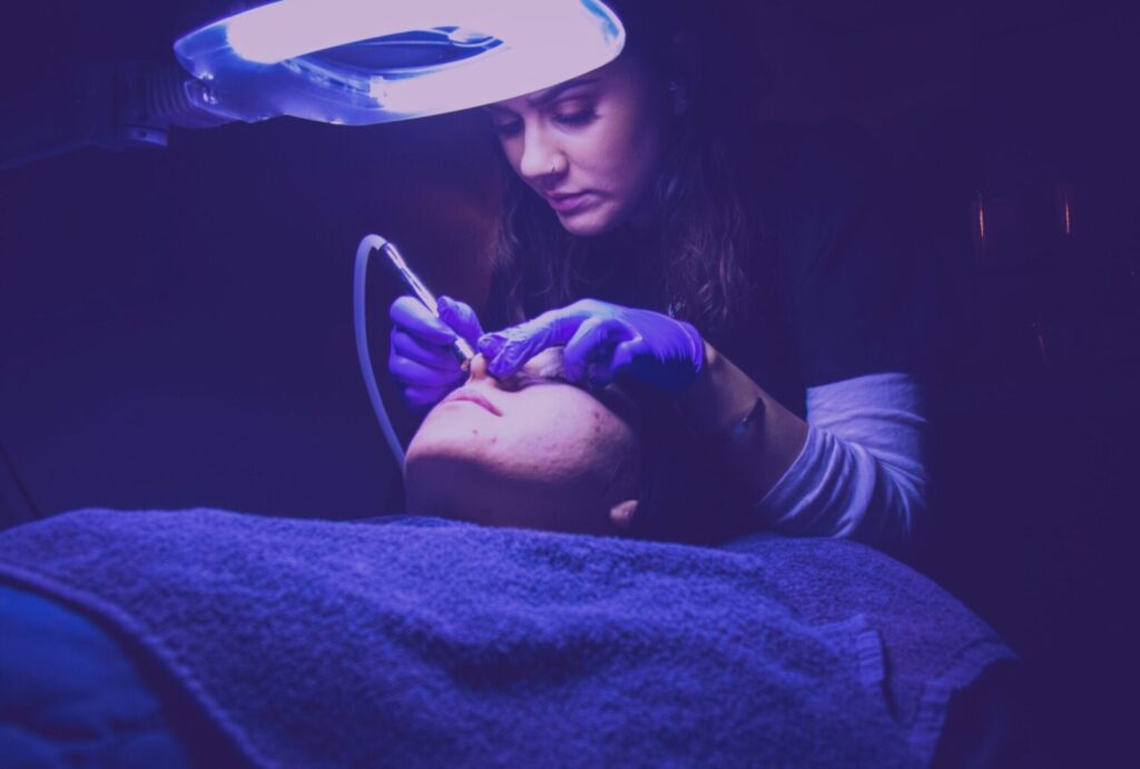 Séance de soin dermatologique avec éclairage médical au-dessus du patient