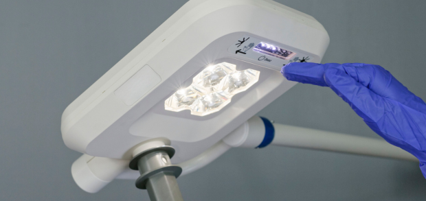 Sterile adjustment of the DIASYS lamp through contactless detection