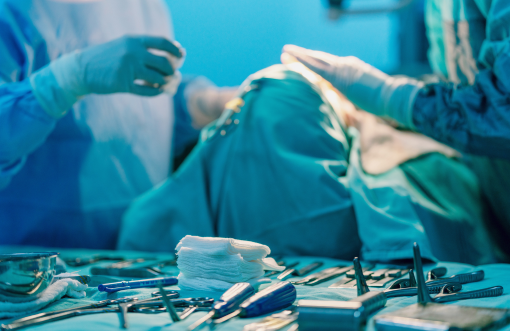 Instruments médicaux dans un bloc opératoire, conçus pour des environnements médicaux exigeants