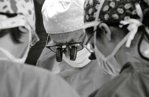 Chirurgien en intervention au bloc opératoire utilisant des dispositifs médicaux