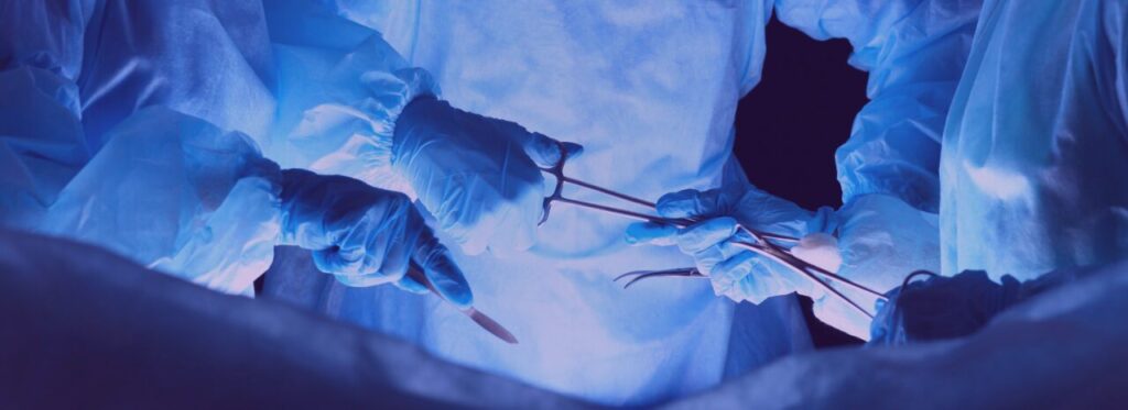 Chirurgiens en bloc opératoire échangeant des instruments chirurgicaux