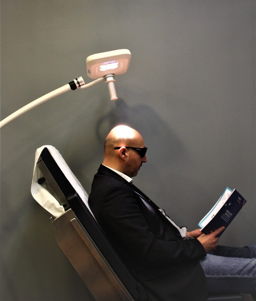 DERMARIS en position de traitement lors d’une séance de photothérapie dynamique