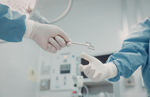 Chirurgiens en bloc opératoire échangeant des équipements médicaux