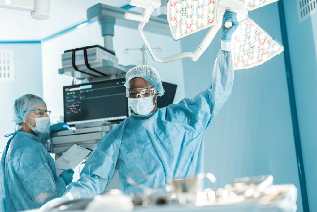 bloc opératoire chirurgie lampe scialytique