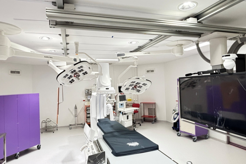 Salle d'opération équipée en éclairage opératoire et vidéo management en Ile-de-France