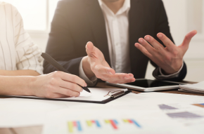 personnes discutant réunion notes travail