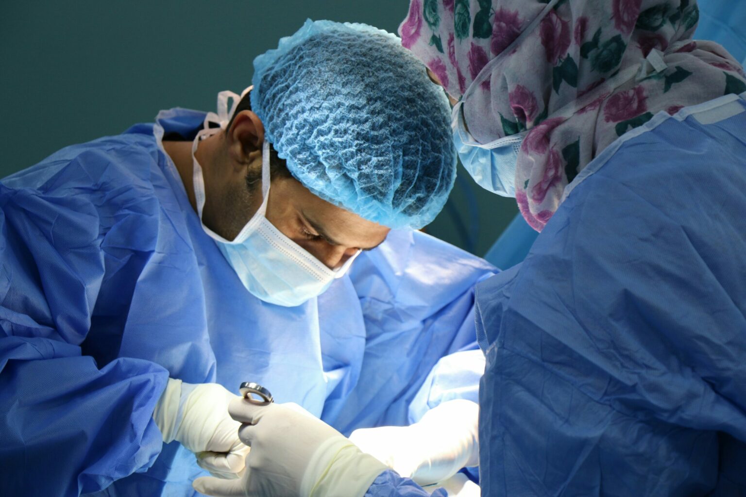 chirurgiens habillés en bleu hopital chirurgie